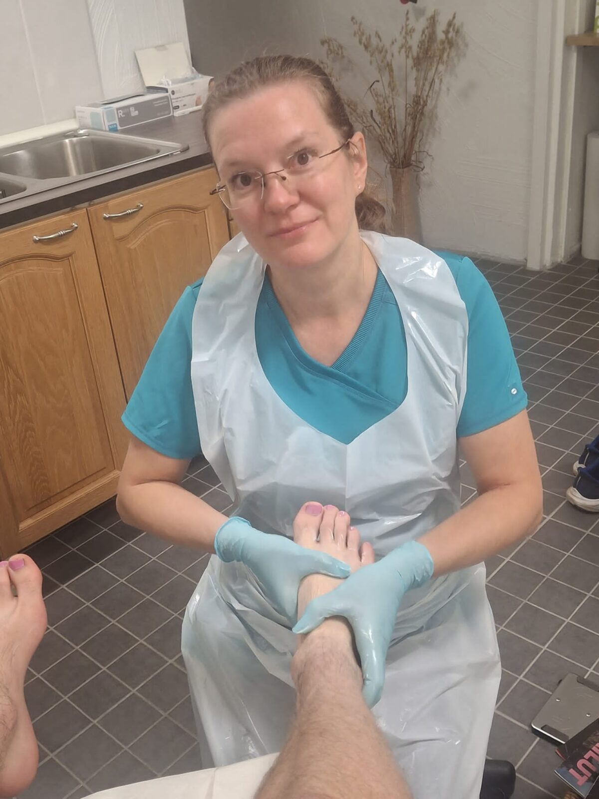 Outi Tuomisto työssään